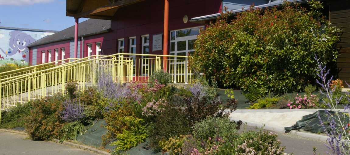 Parterre fleuri et restaurant scolaire