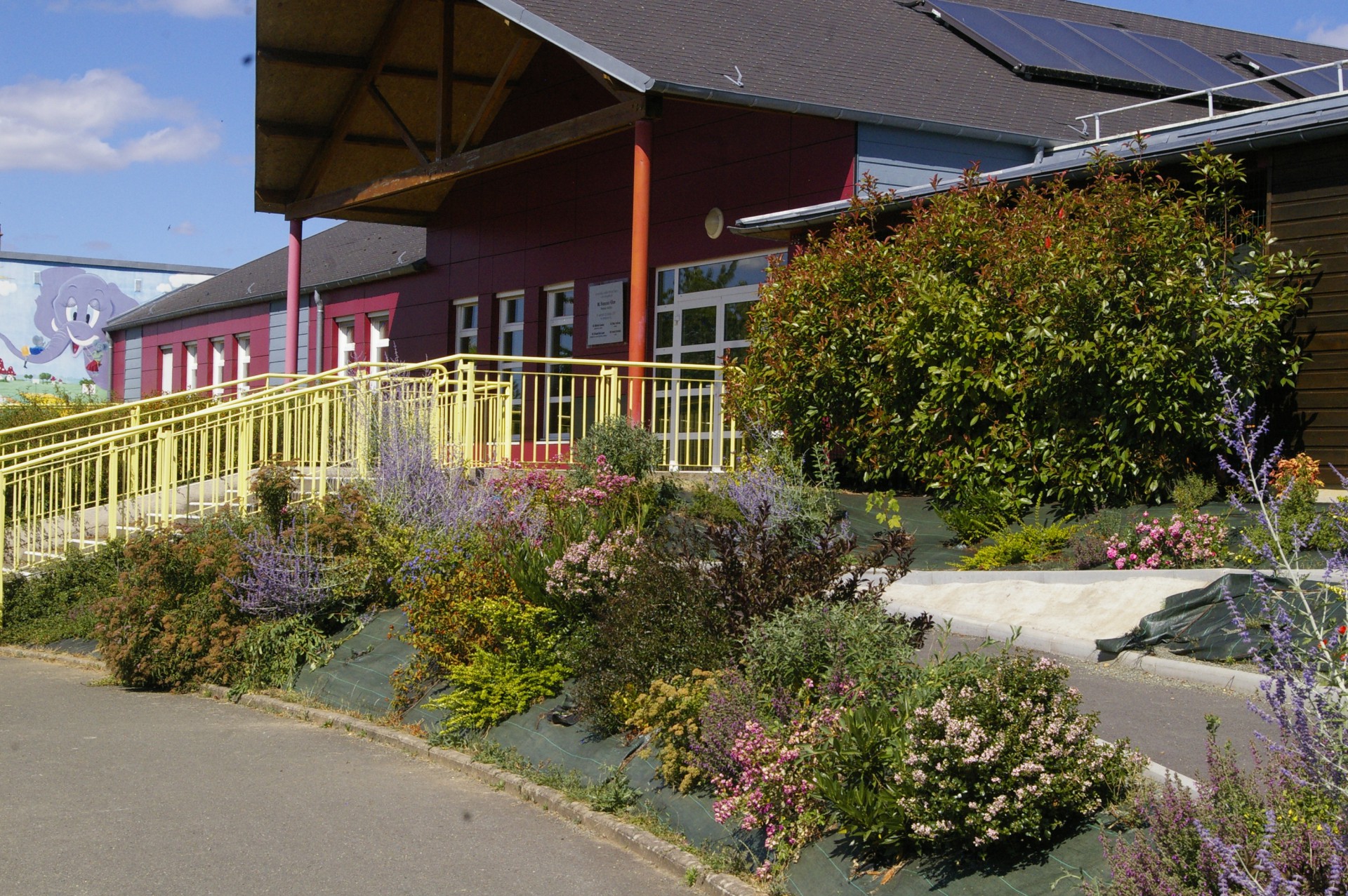 Parterre fleuri et restaurant scolaire